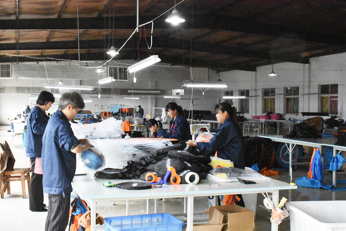 SHAOXING SHANGYU ENZE PHOTOGRAPHIC EQUIPMENT CO.,LTD. linea di produzione in fabbrica